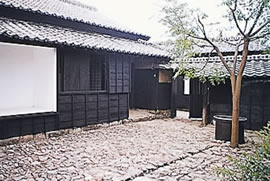 佐久島の黒壁集落の一つ、大葉邸